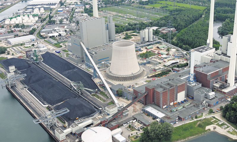 Termoelektrana RDK8 opskrbljuje se sirovinom teglenicama koja rijekom Rajnom dolaze iz nizozemskih l