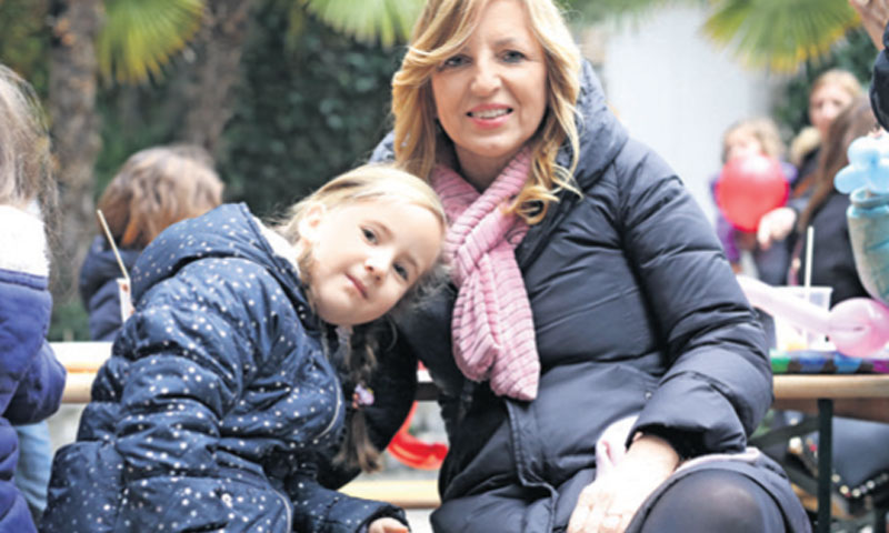 Kety Krešić Radmanović s kćeri Alessiom uživala je u ukrašavanju fritula