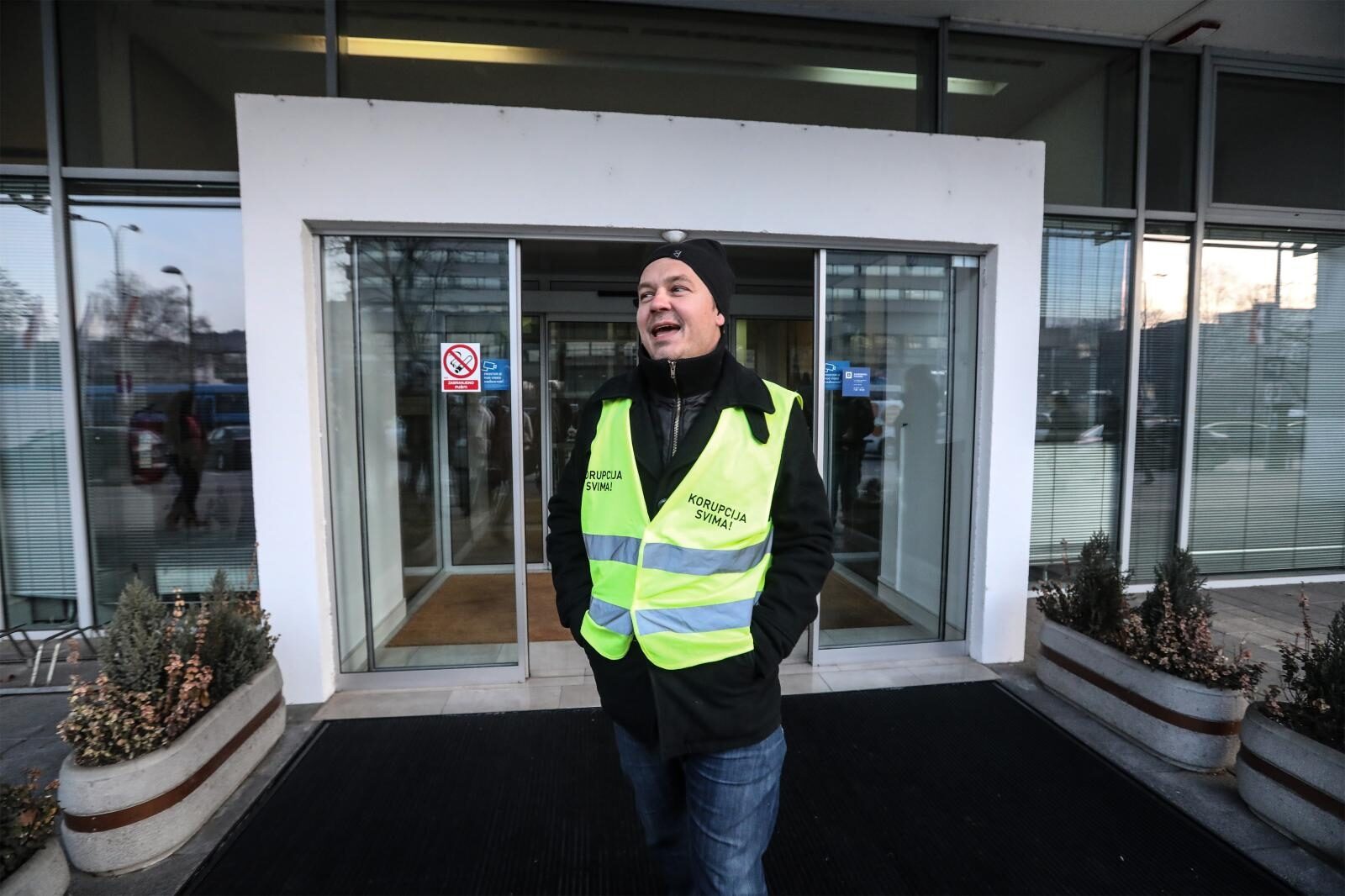 Zagreb: Dario Juričan ispred Holdinga pozdravljao zaposlenike i obratio se medijima