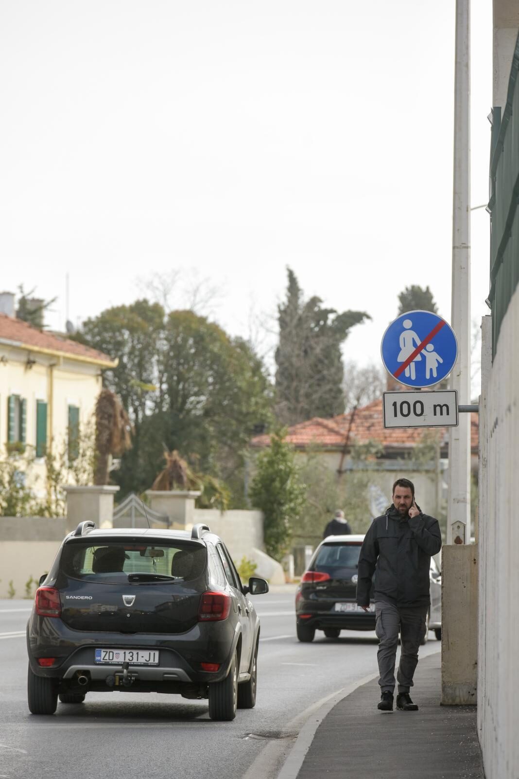Zadar: Na nedavno izgrađenom nogostupu postavljen je znak zabrane prometovanja za pješake