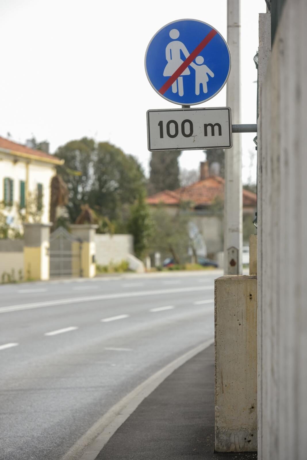 Zadar: Na nedavno izgrađenom nogostupu postavljen je znak zabrane prometovanja za pješake