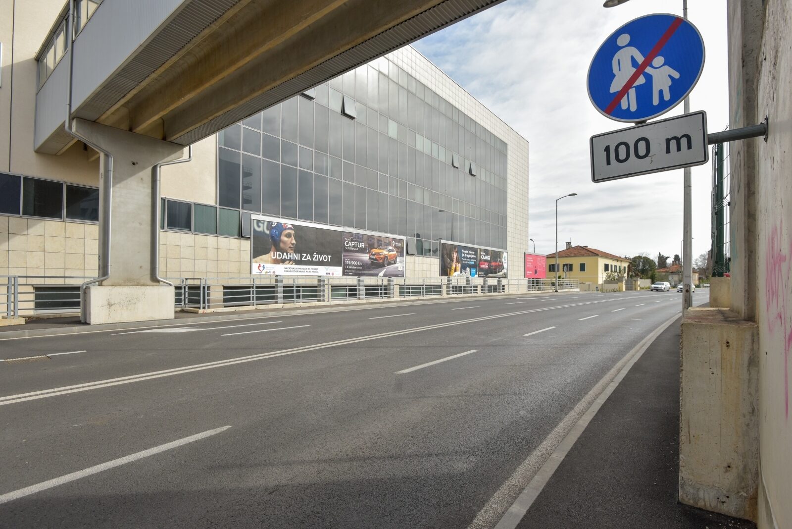 Zadar: Na nedavno izgrađenom nogostupu postavljen je znak zabrane prometovanja za pješake