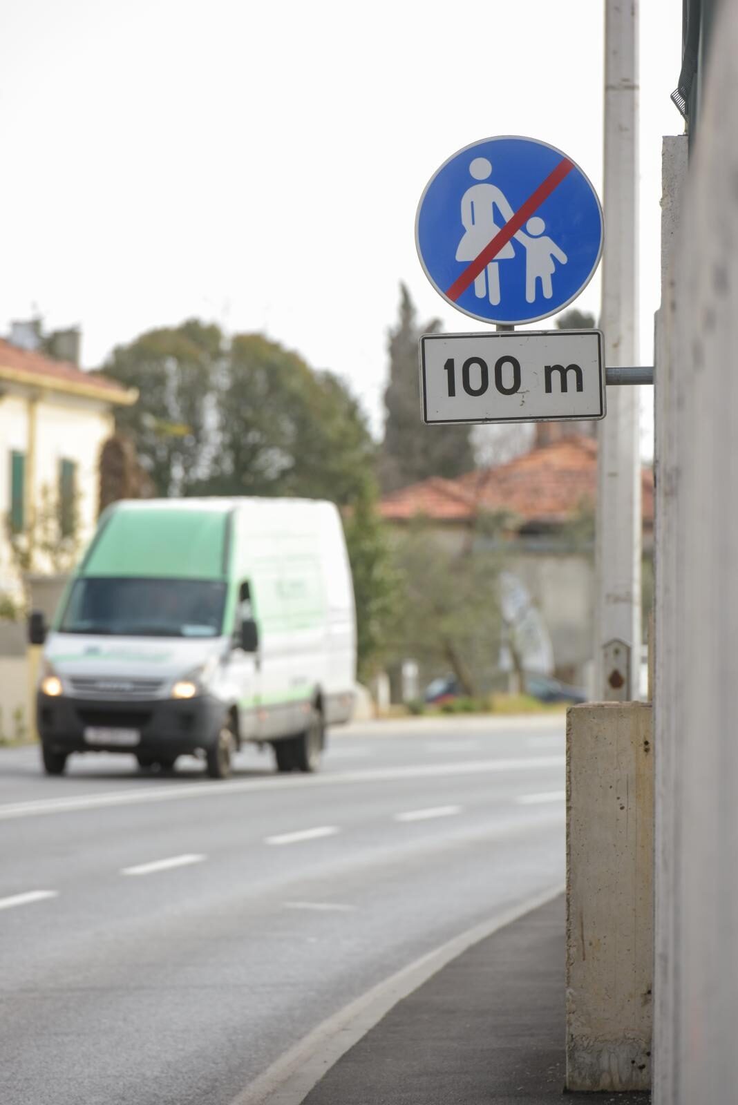 Zadar: Na nedavno izgrađenom nogostupu postavljen je znak zabrane prometovanja za pješake