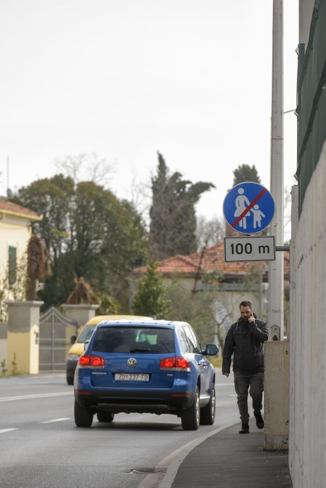 Zadar: Na nedavno izgrađenom nogostupu postavljen je znak zabrane prometovanja za pješake