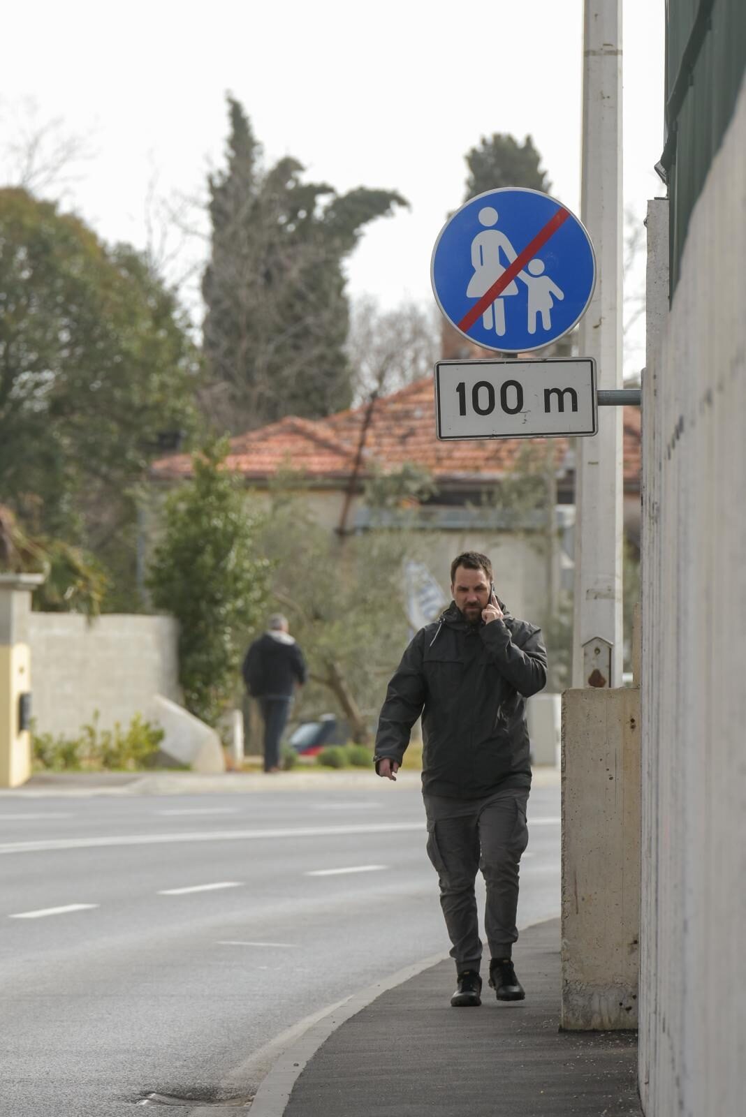 Zadar: Na nedavno izgrađenom nogostupu postavljen je znak zabrane prometovanja za pješake