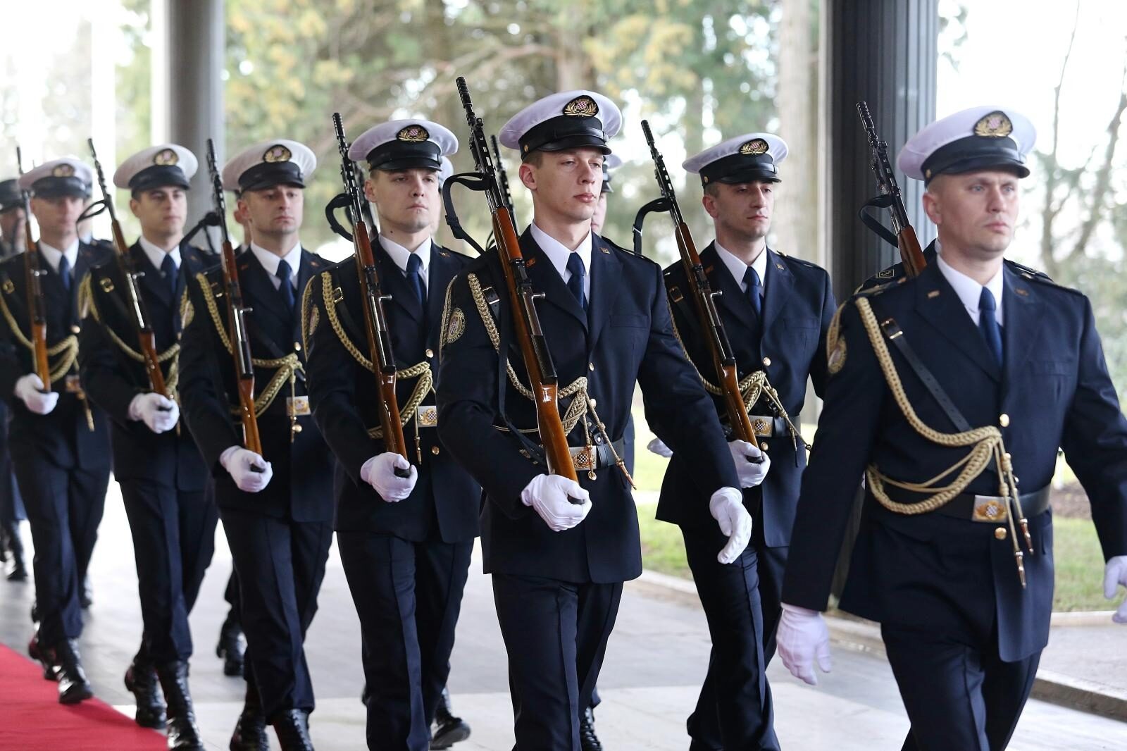 Predsjednik Milanović stigao na Pantovčak,pozdravila ga je Počasno-zaštitna bojna