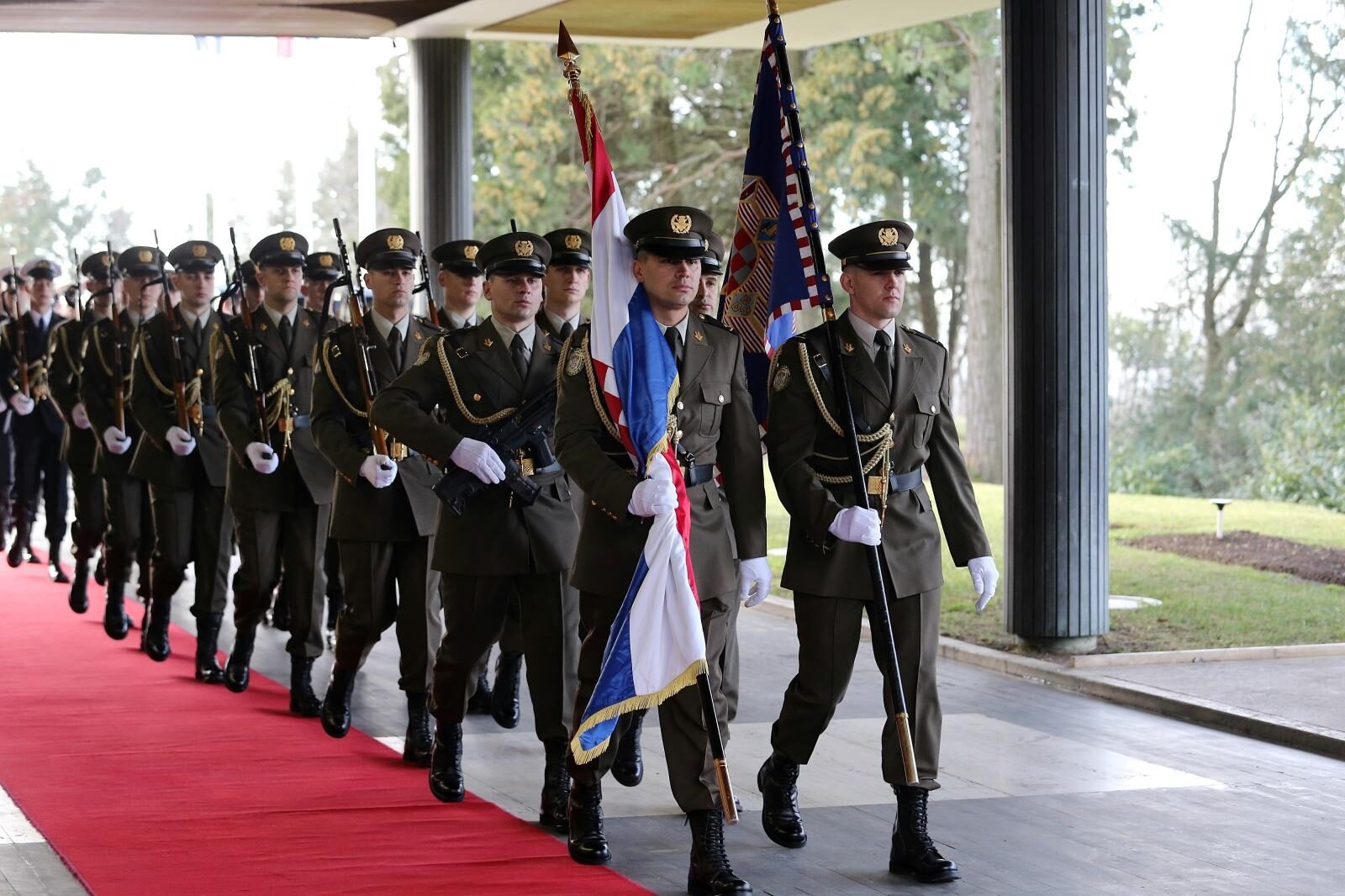 Predsjednik Milanović stigao na Pantovčak,pozdravila ga je Počasno-zaštitna bojna