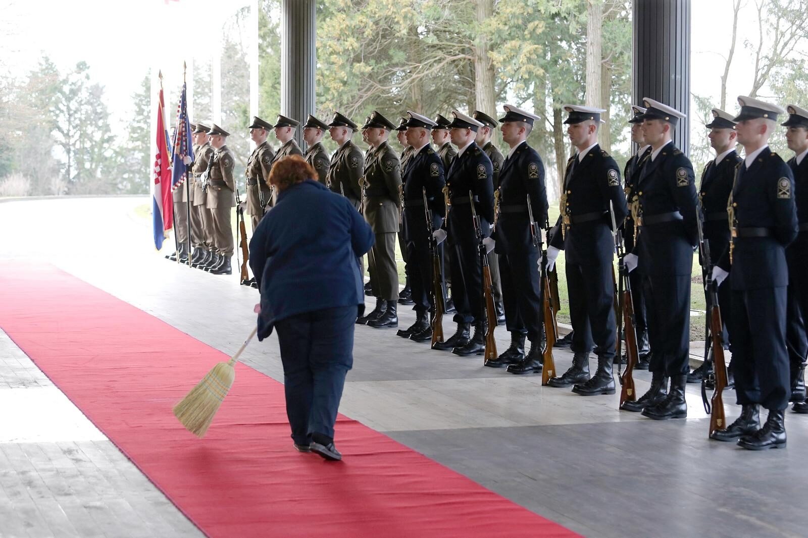 Predsjednik Milanović stigao na Pantovčak,pozdravila ga je Počasno-zaštitna bojna