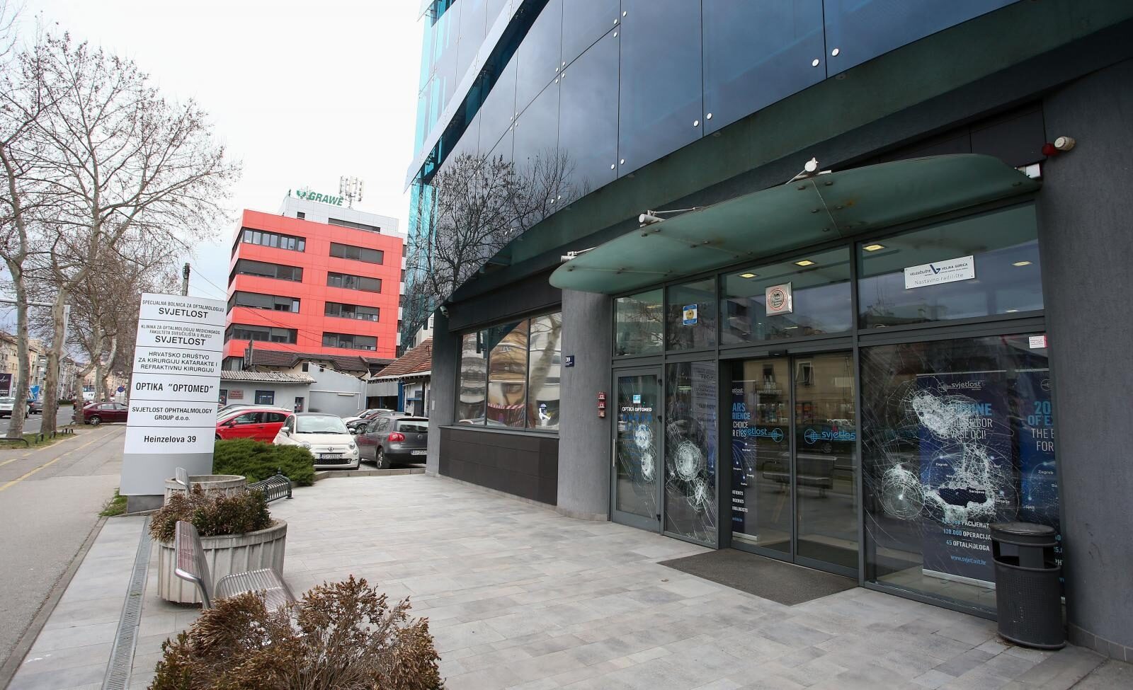 Zagreb: Razbijena stakla na poliklinici Svijetlost u vlasništvu Nikice Gabrića