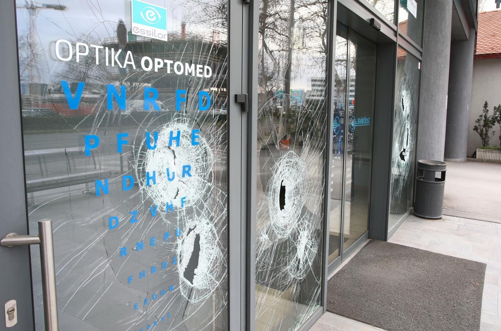 Zagreb: Razbijena stakla na poliklinici Svijetlost u vlasništvu Nikice Gabrića