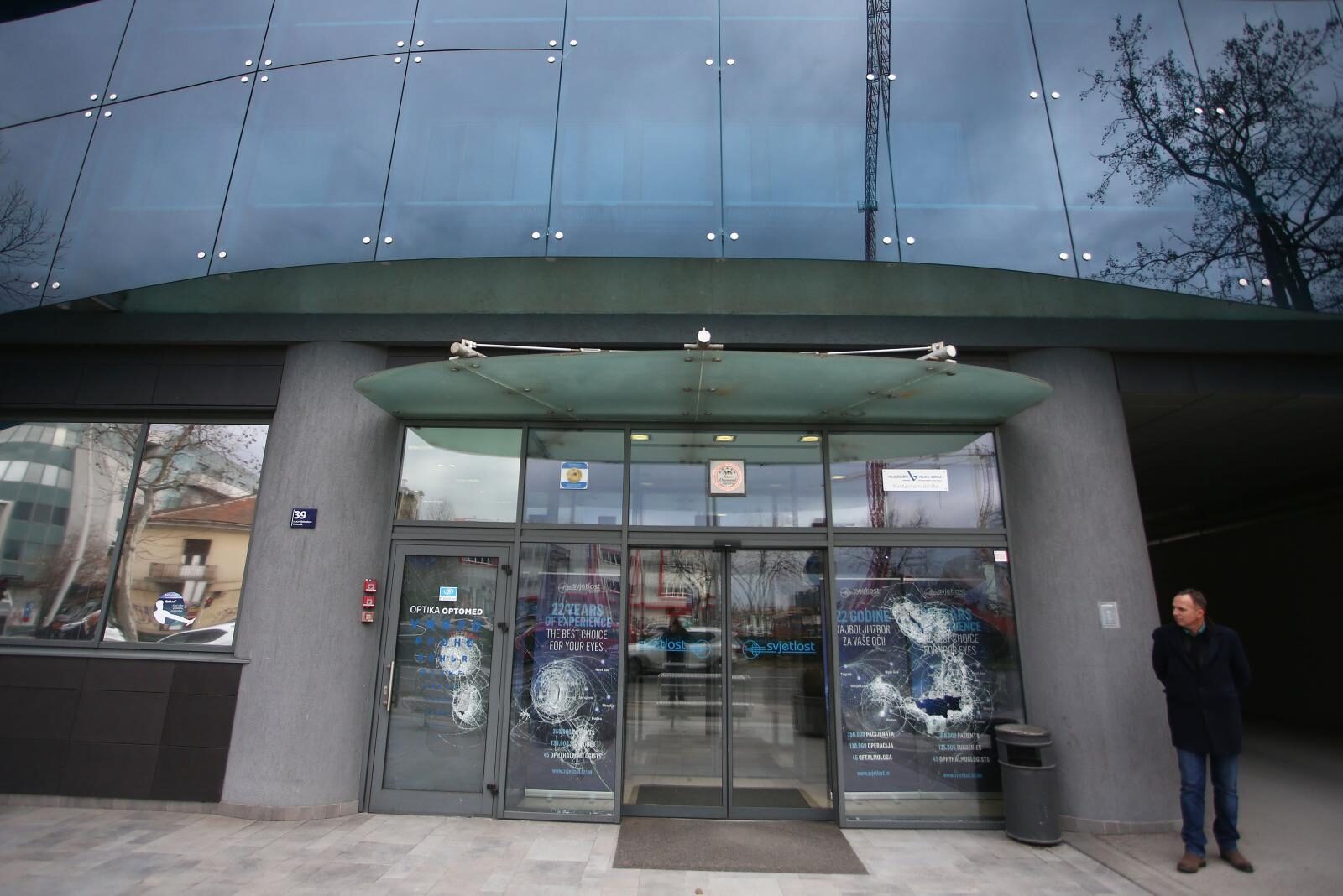 Zagreb: Razbijena stakla na poliklinici Svijetlost u vlasništvu Nikice Gabrića