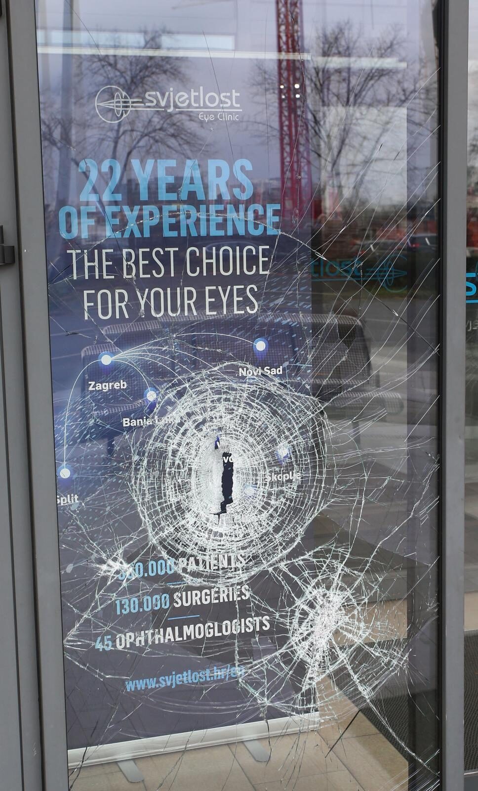 Zagreb: Razbijena stakla na poliklinici Svijetlost u vlasništvu Nikice Gabrića