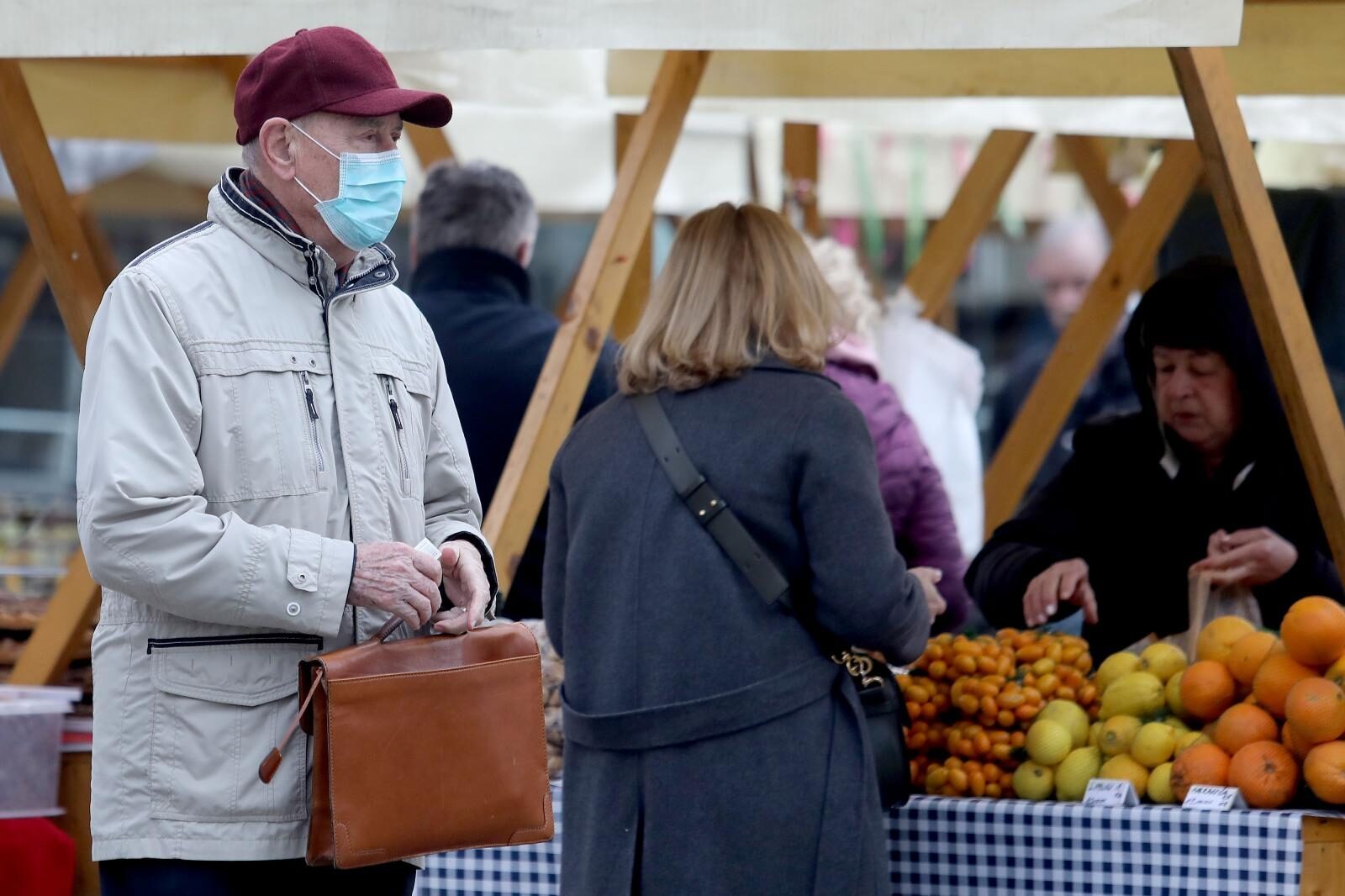 Zagreb: Pojedinci u centru grada nose zaštitne medicinske maske