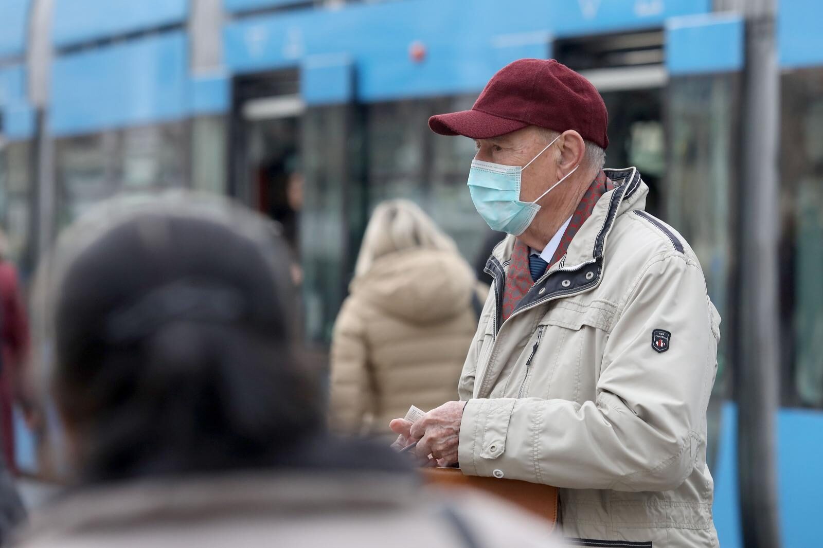Zagreb: Pojedinci u centru grada nose zaštitne medicinske maske