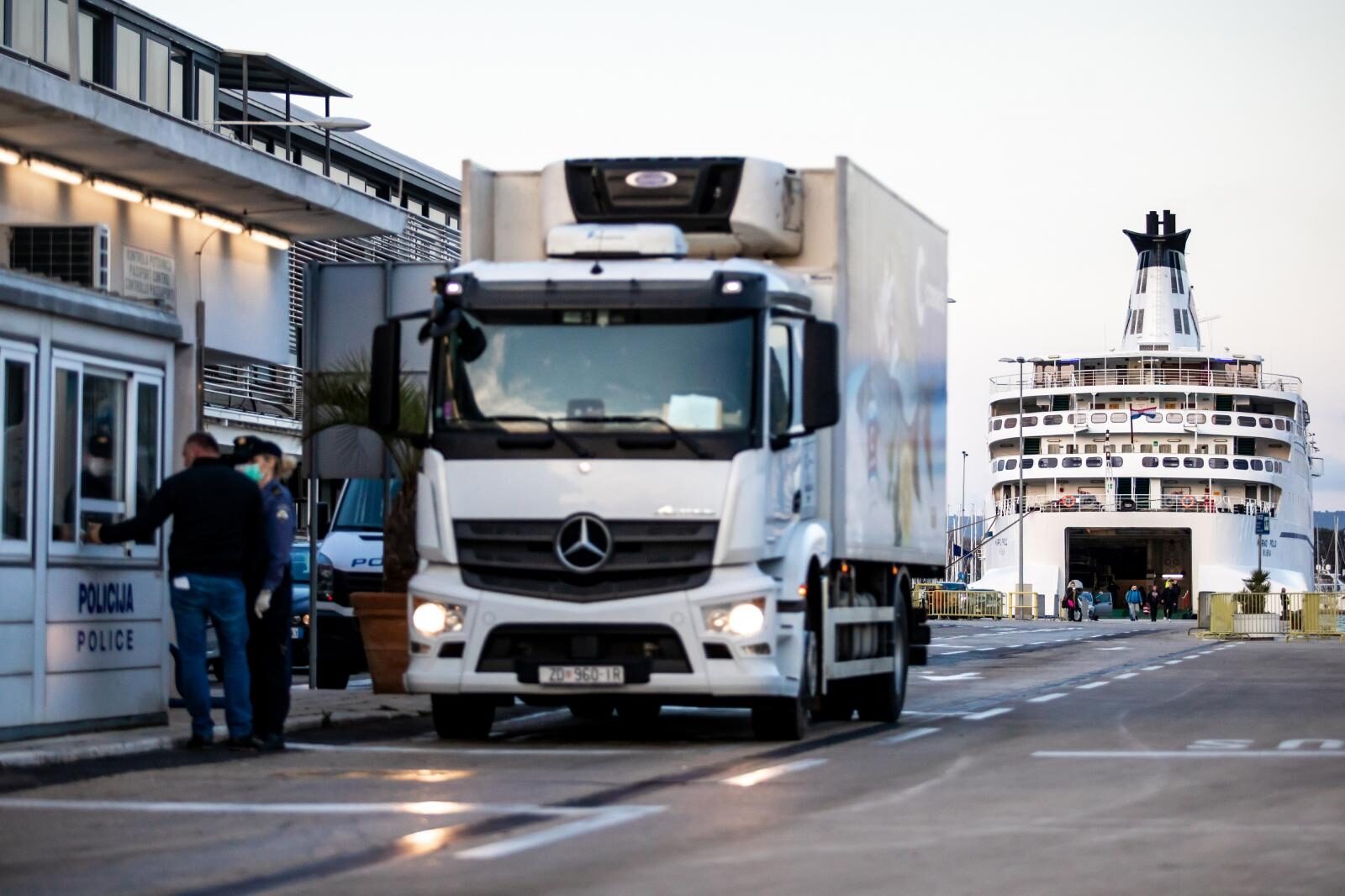 Trajekt iz Italije uplovio u Split s posebnim mjerama zaštite od koronavirusa