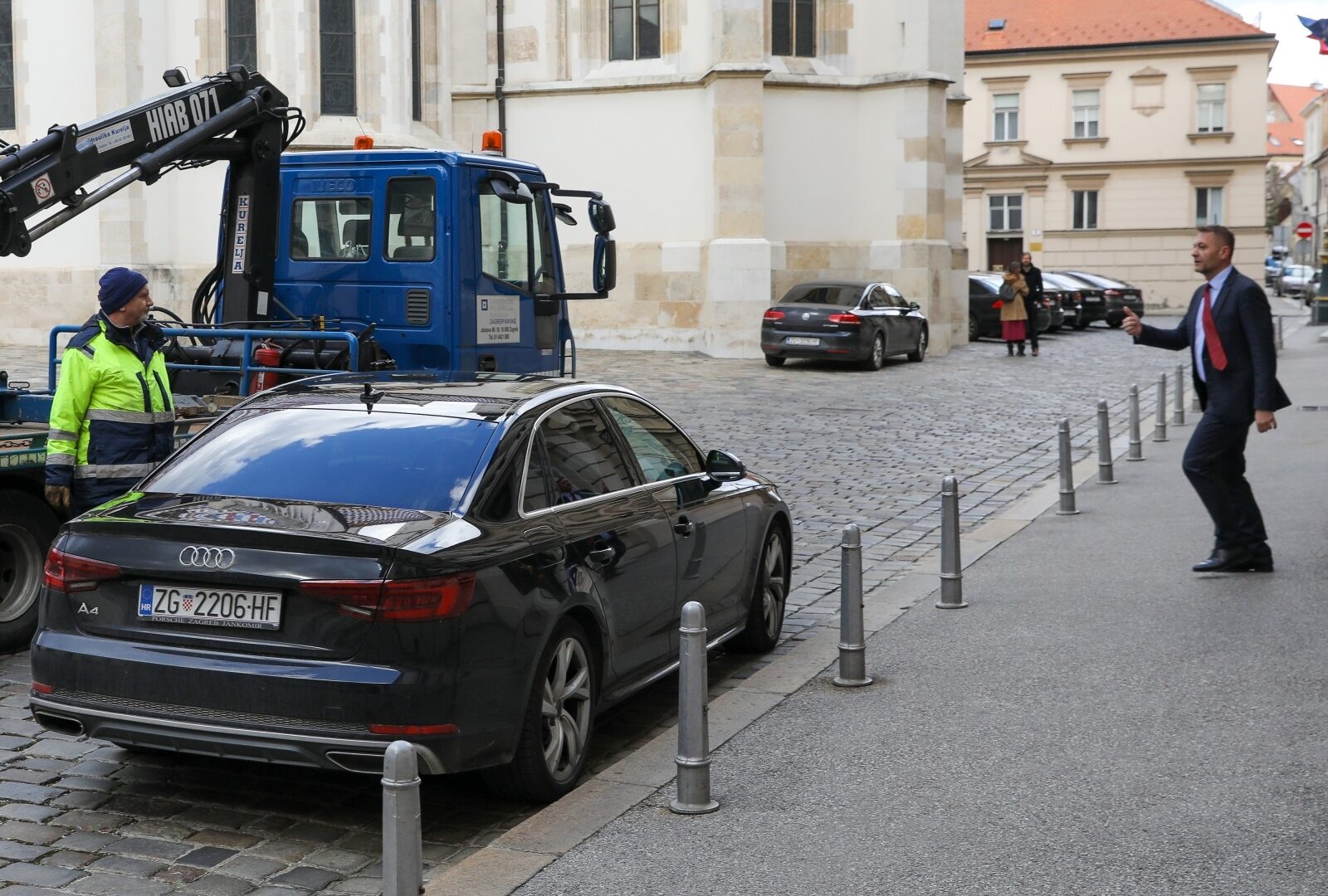 Krešo Beljak ponosno parkirao na sam ulaz Sabora pa se iznenadio kada je došao pauk
