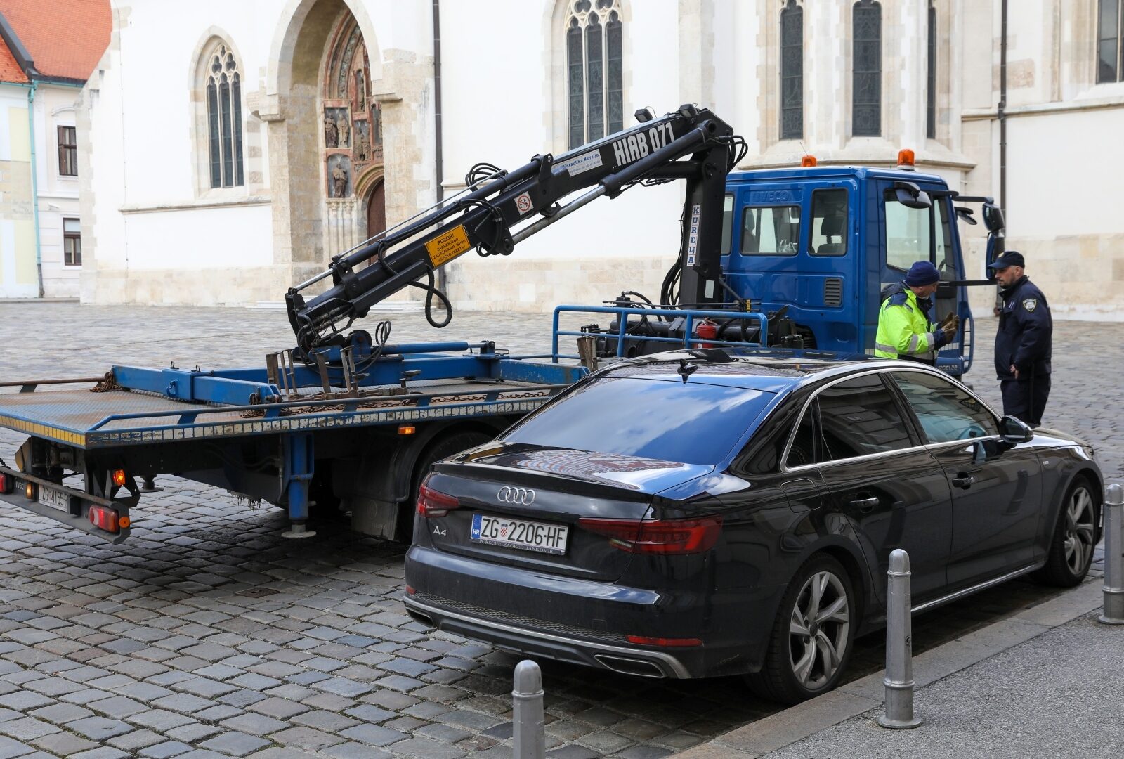 Krešo Beljak ponosno parkirao na sam ulaz Sabora pa se iznenadio kada je došao pauk