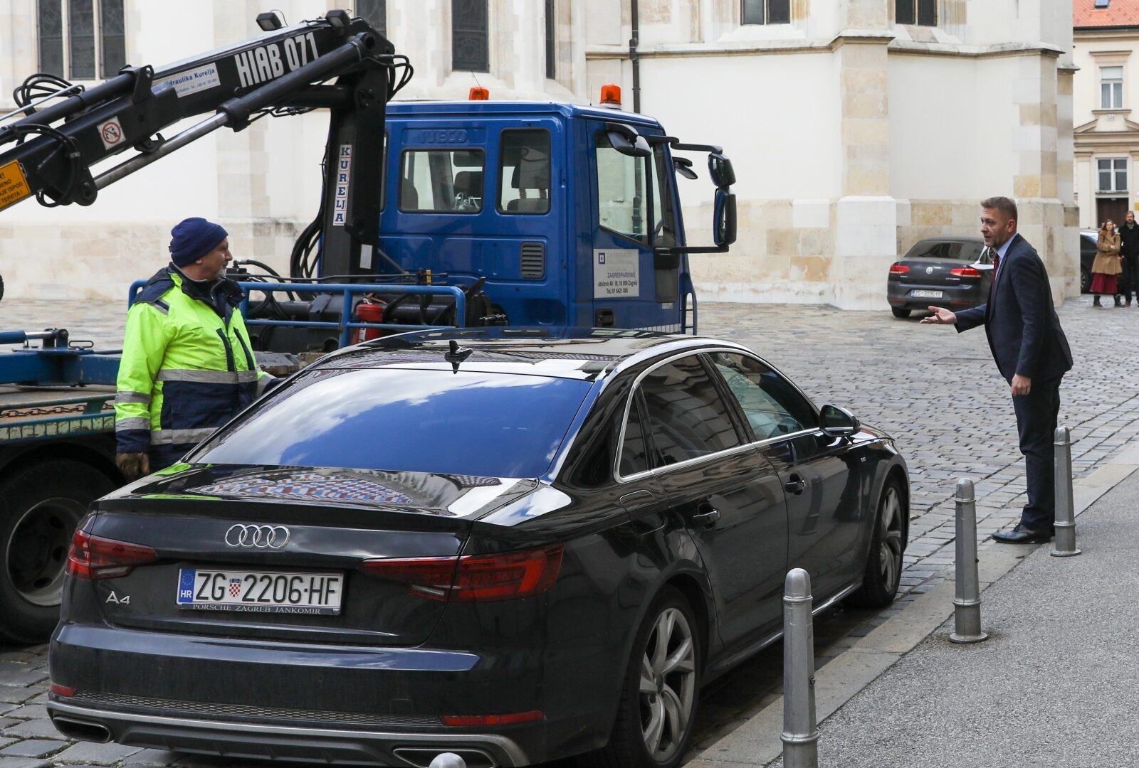 Krešo Beljak ponosno parkirao na sam ulaz Sabora pa se iznenadio kada je došao pauk