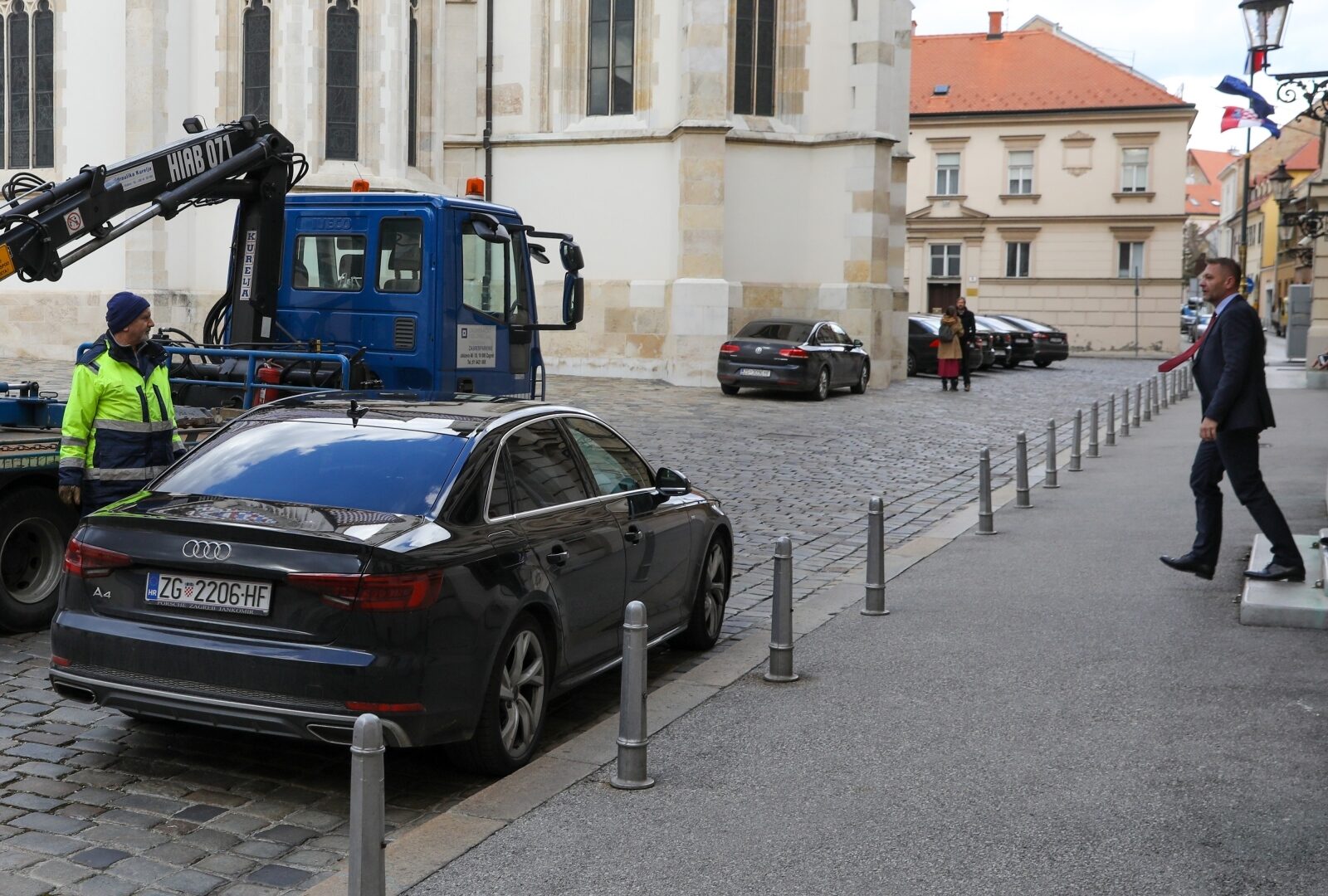 Krešo Beljak ponosno parkirao na sam ulaz Sabora pa se iznenadio kada je došao pauk