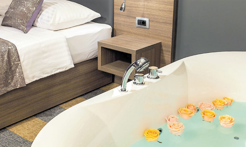 Hotel ima 93 sobe i 11 apartmana, te, spa, fitness, unutrašnji bazen...