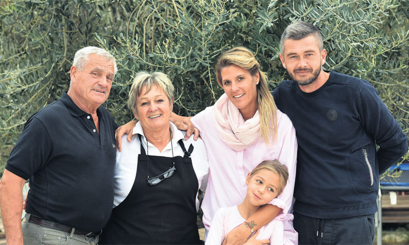 Milan Buršić i supruga Darinka s kćeri Mikelom i njezinom obitelji/Duško Marušić/PIXSELL