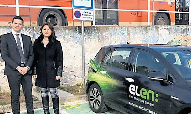 Domagoj Vego, zamjenik voditelja Tima za eMobilnost HEP grupe i Sanja Udović, načelnica Općine Viško