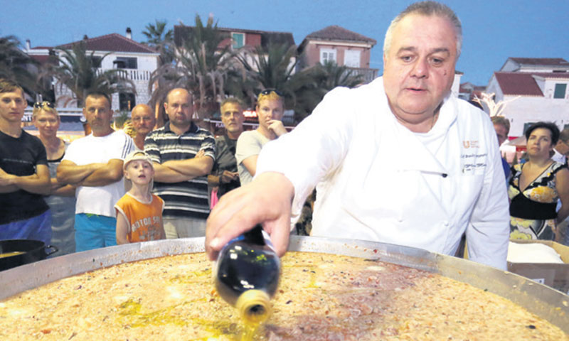 Branko Ognjenović i suradnici pripremili 500 porcija rižota s plodovima mora/Duško Jaramaz/PIXSELL