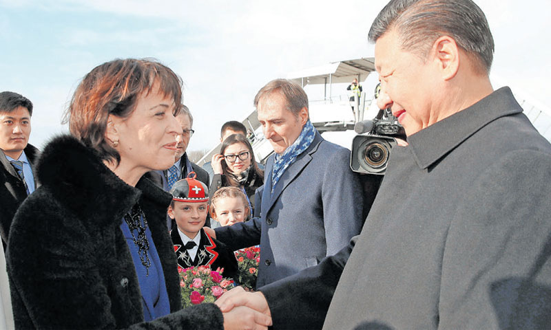 Švicarska predsjednica Doris Leuthard dočekala je predsjednika Kine Xi Jinpinga u zračnoj luci u Zür