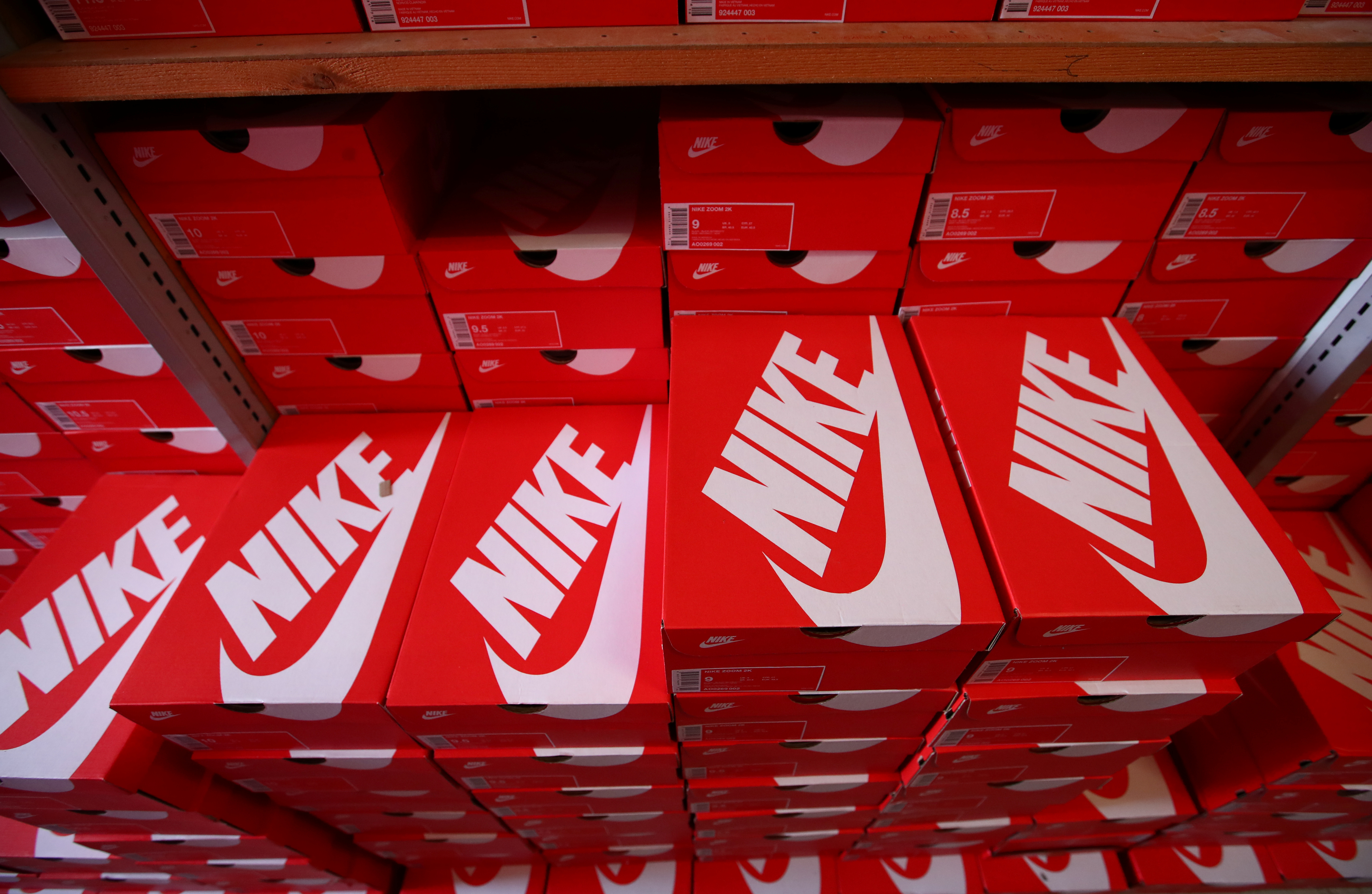 Купить найк в россии. Много коробок Nike. Склад кроссовок. Коробки кроссовок. Коробки кроссовок найк.