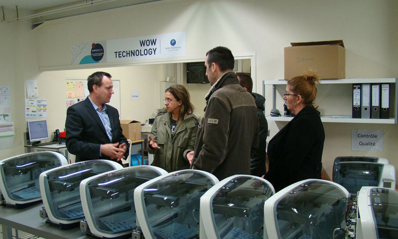 Direktor Jean Demarteau i novinari pored uređaja za dijagnostiku alergija