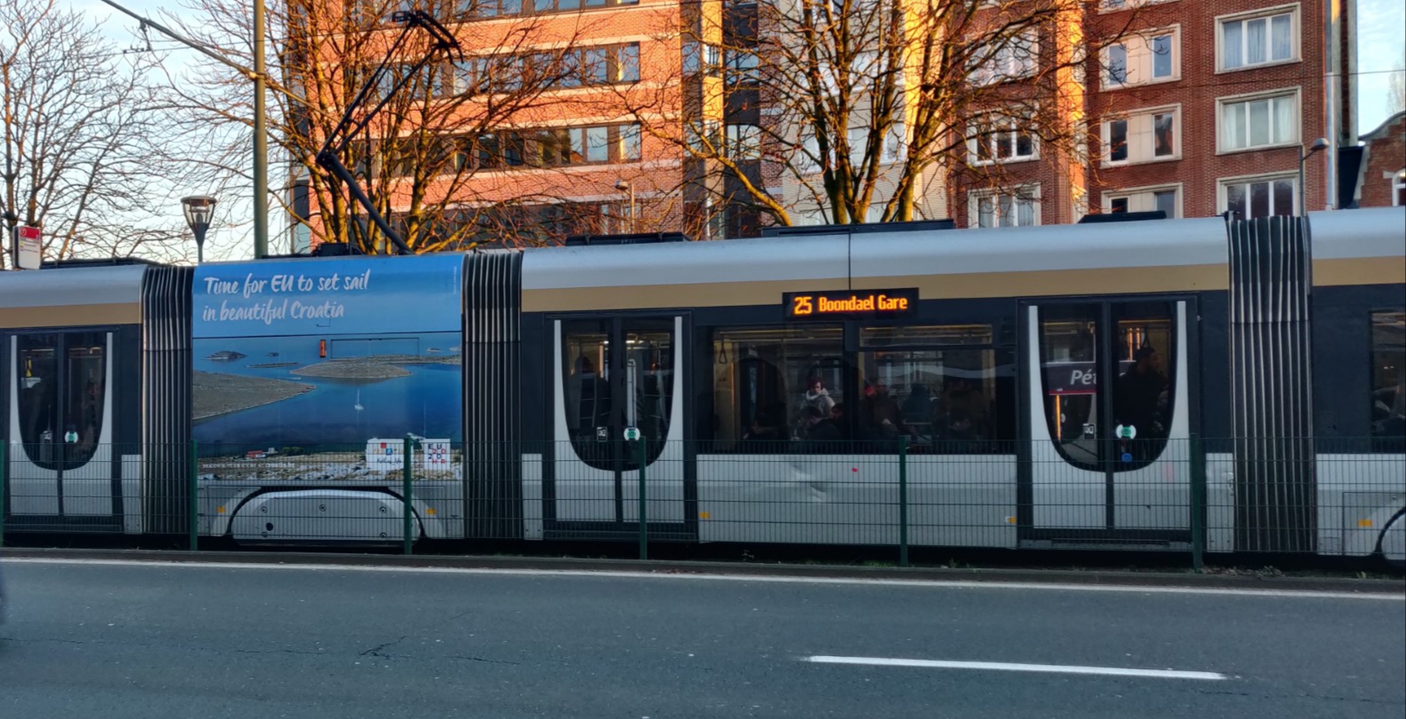 Oglas na tramvaju u Bruxellesu. Foto: HTZ