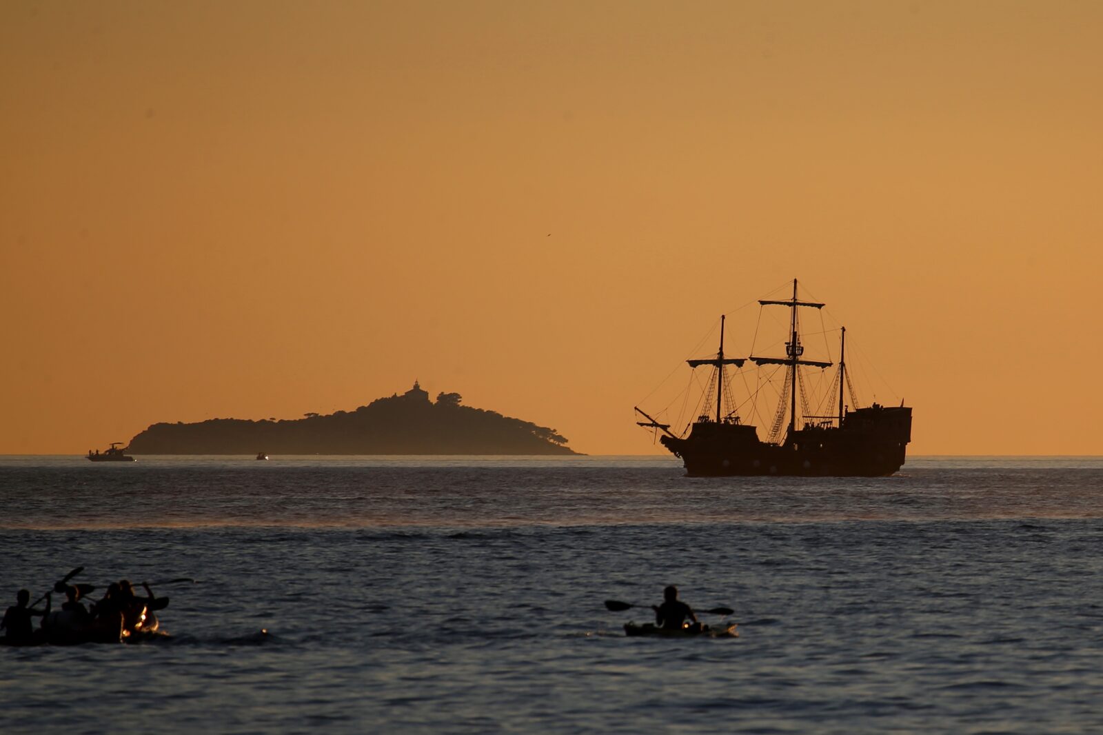Brojne jahte i brodovi usidreni ispred grada Dubrovnika u suton, Foto: Željko Lukunić / Pixsell