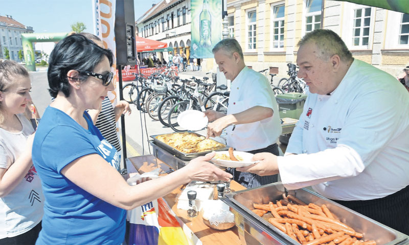 Poznati kuhar Branko Ognjenović upriličio je gastro show u sklopu kojega je pripremljeno 500 porcija