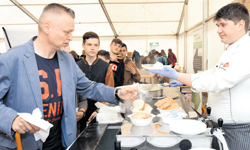 Posjetitelji su od majstora kuhara dobili ukusne porcije kobasica s pireom i zeljem/Vjeran Žganec Ro