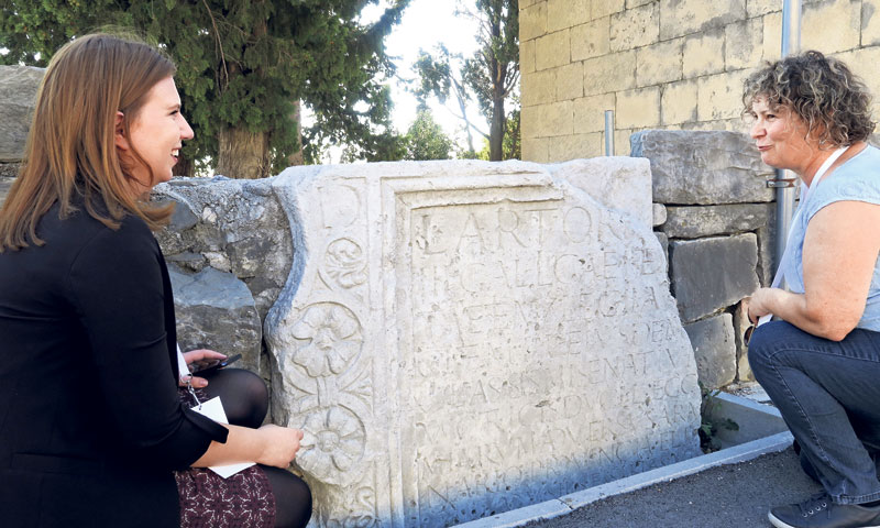 Sudionici konferenciji pokraj ploče kralja Artura/Ivo Čagalj/PIXSELL