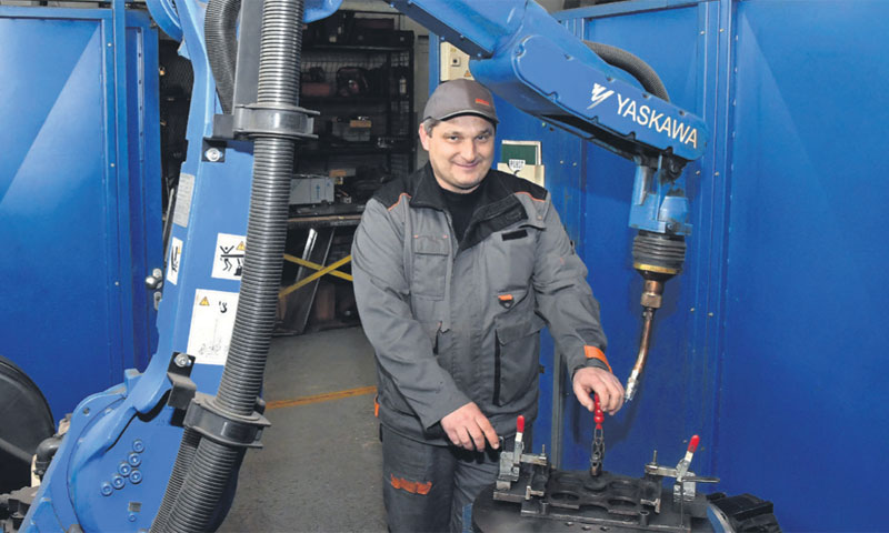 Rade i prodaju metalne proizvode za industriju, ugostiteljstvo, kao i komunalnu opremu poput klupa,