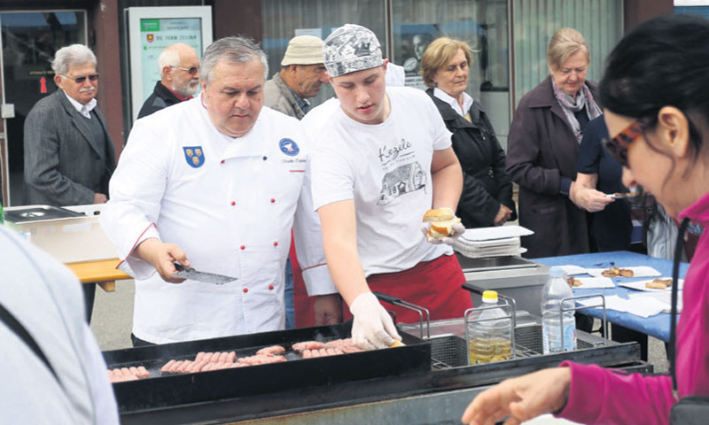 Ognjenović i kolege pripremili više od 500 porcija roštilja/B.F./PIXSELL