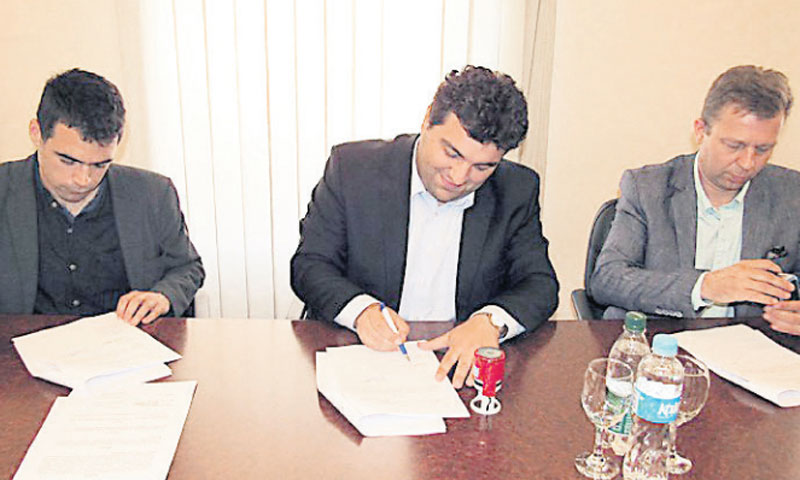 Predstavnici grada i ZEZ-a potpisuju ugovor