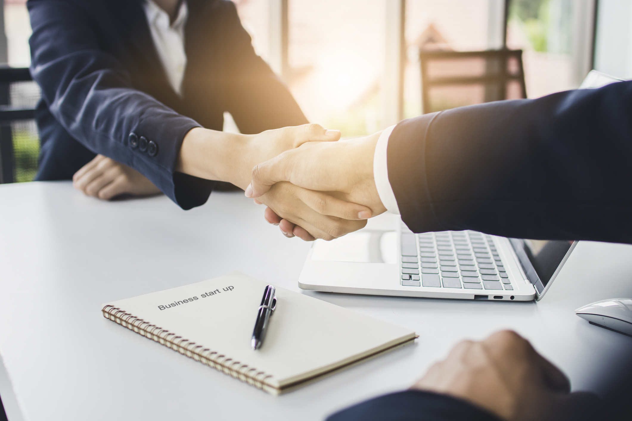 сотрудничество картинки. партнерство. консультации по инвестированию. Sell articles. деловые люди рукопожатие в офисе.