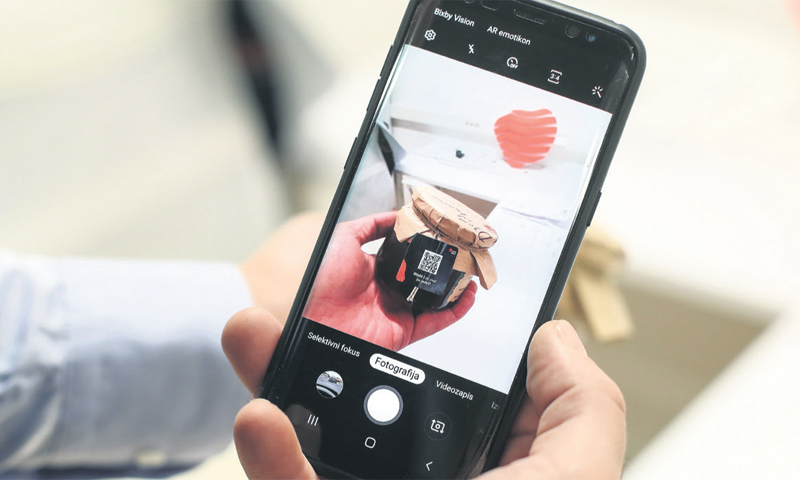 Skeniranjem koda artikla preko mobitela saznajemo sve podatke o poljoprivredniku i samom proizvodu/R