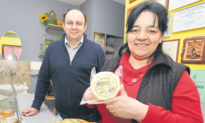 Vlasnici Milan i Radmila Miščević nude škripavac, dimljeni sir, začinjene…, plasiraju ih i u ugled
