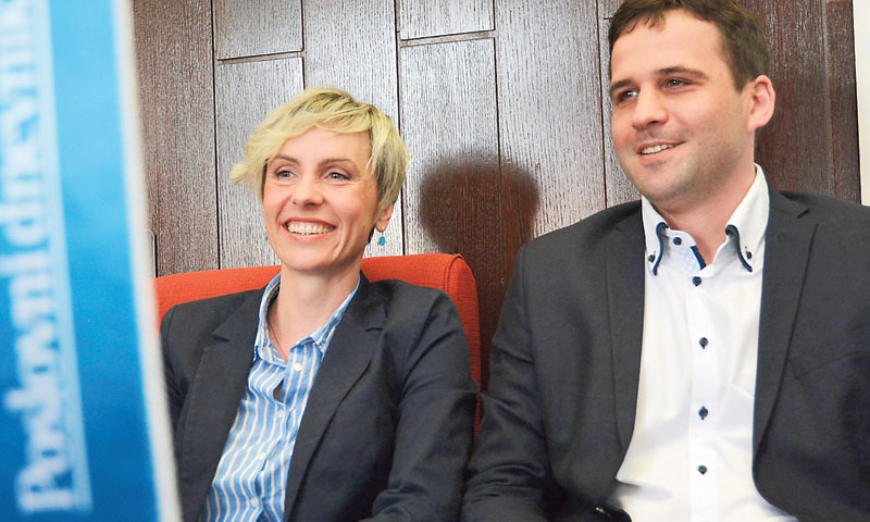 Martina Golčić iz ‘Koprivničkog poduzetnika’ i Robert Rac iz ASR Groupe /Damir Špehar/PIXSELL