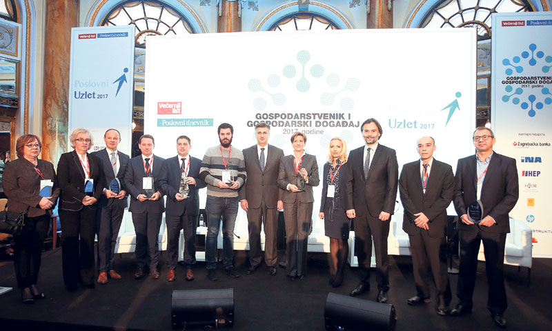Prošlogodišnji laureati s premijerom Andrejom Plenkovićem i vodstvom Večernjeg lista i Poslovnog dne