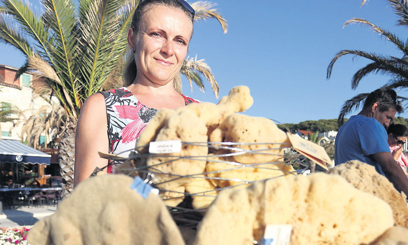 Spužva iz Jadrana prati pakete s prirodnim preparatima pa zajedno čine dopadljive pakete kao suvenir