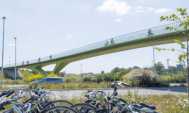 Dva kilometra dugačak biciklistički most u nizozemskog grada Arnhemu dnevno koristi i do 6000 bicikl