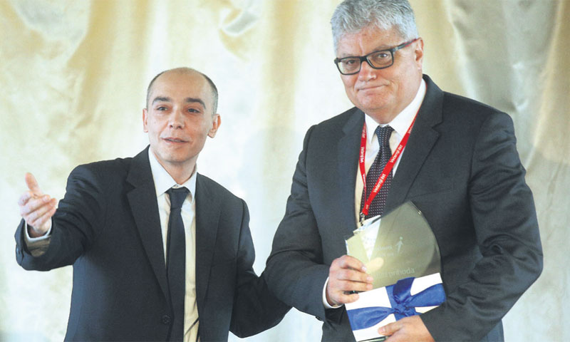 Glavni urednik Poslovnog dnevnika Vladimir Nišević uručio je nagradu za uzlet prihoda direktoru i vl