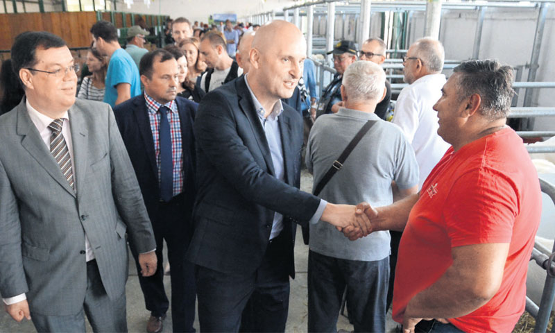 Stočare su obišli ministar Tomislav Tolušić, župan Damir Bajs i direktor sajma Davorin Posavac/Damir