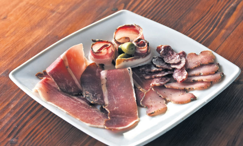 Čitava proizvodnja mesnih prerađevina je obiteljski posao - od sušenja, ručnog rezanja i vakuumiranj