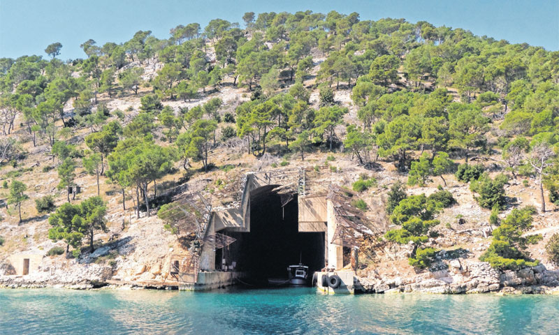 Potkop koji je još JNA izgradila u bračkoj uvali Smrka