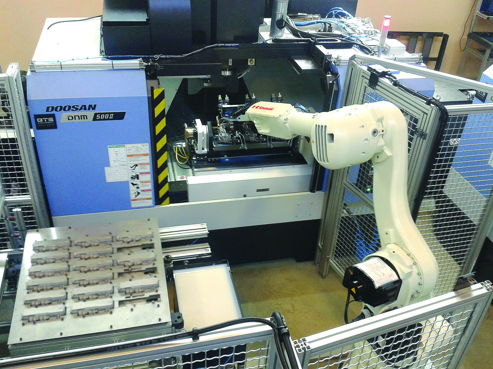 Suvremeni CNC stroj, opremljen robotskom ćelijom, omogućava povećanje dodatne vrijednosti i porast k